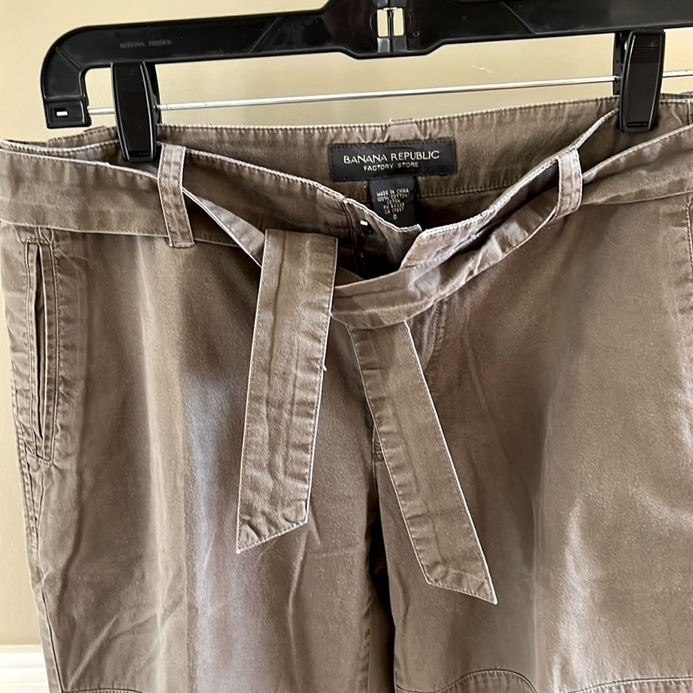Banana Republic size 6 wide leg olive capri